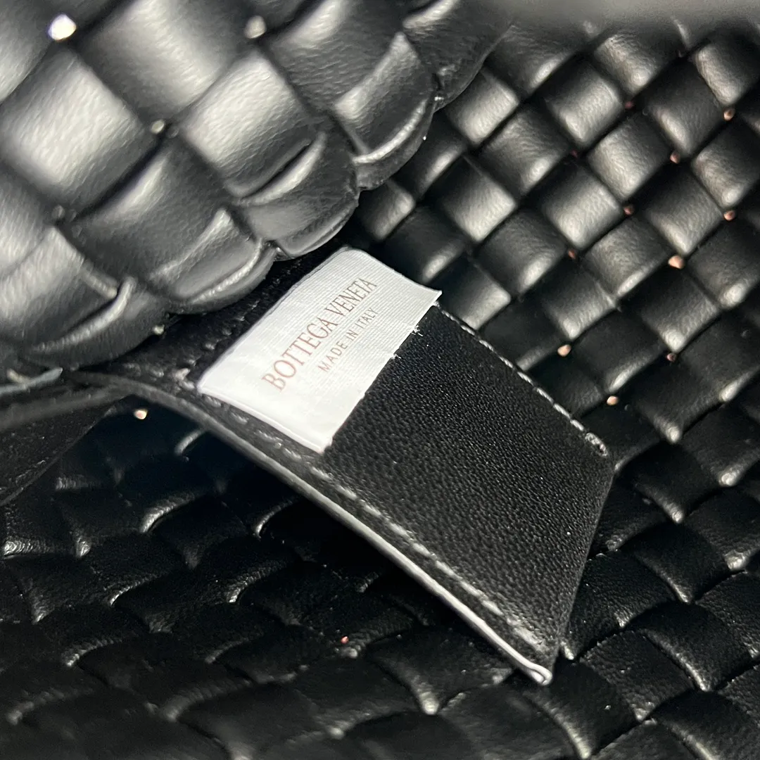 Batch 3000 #Bv 2023 early spring new product Clicker 730968 returns to the most classic small weave. The entire bag is made of lamb woven leather, which perfectly highlights the exquisite craftsmanship of our bottega. The metal at the fixed shoulder strap is made of Muse brass and is inspired by pipe clips. It highlights the sense of high-end temperament, intellectual elegance 💓The interior capacity is large enough for daily needs, and will be young and fashionable. The modern style runs through it, and the one strongly recommended by Internet celebrity bloggers will capture your heart! 💕 Size: 27x19x11.5